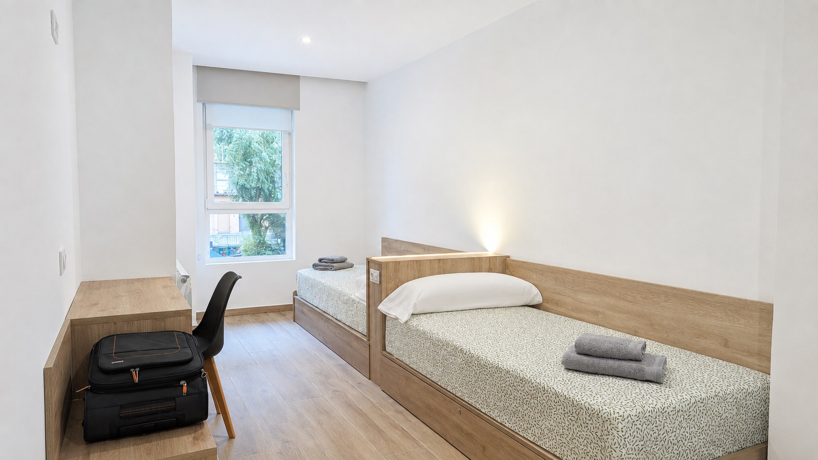Dormitorio con dos camas individuales del apartamento Hydros Freser en Ripoll