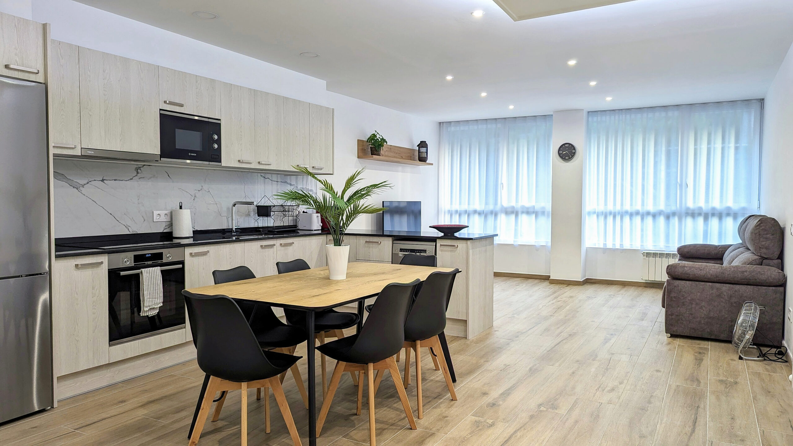 Salón comedor con cocina abierta de Hydros Freser Ripoll