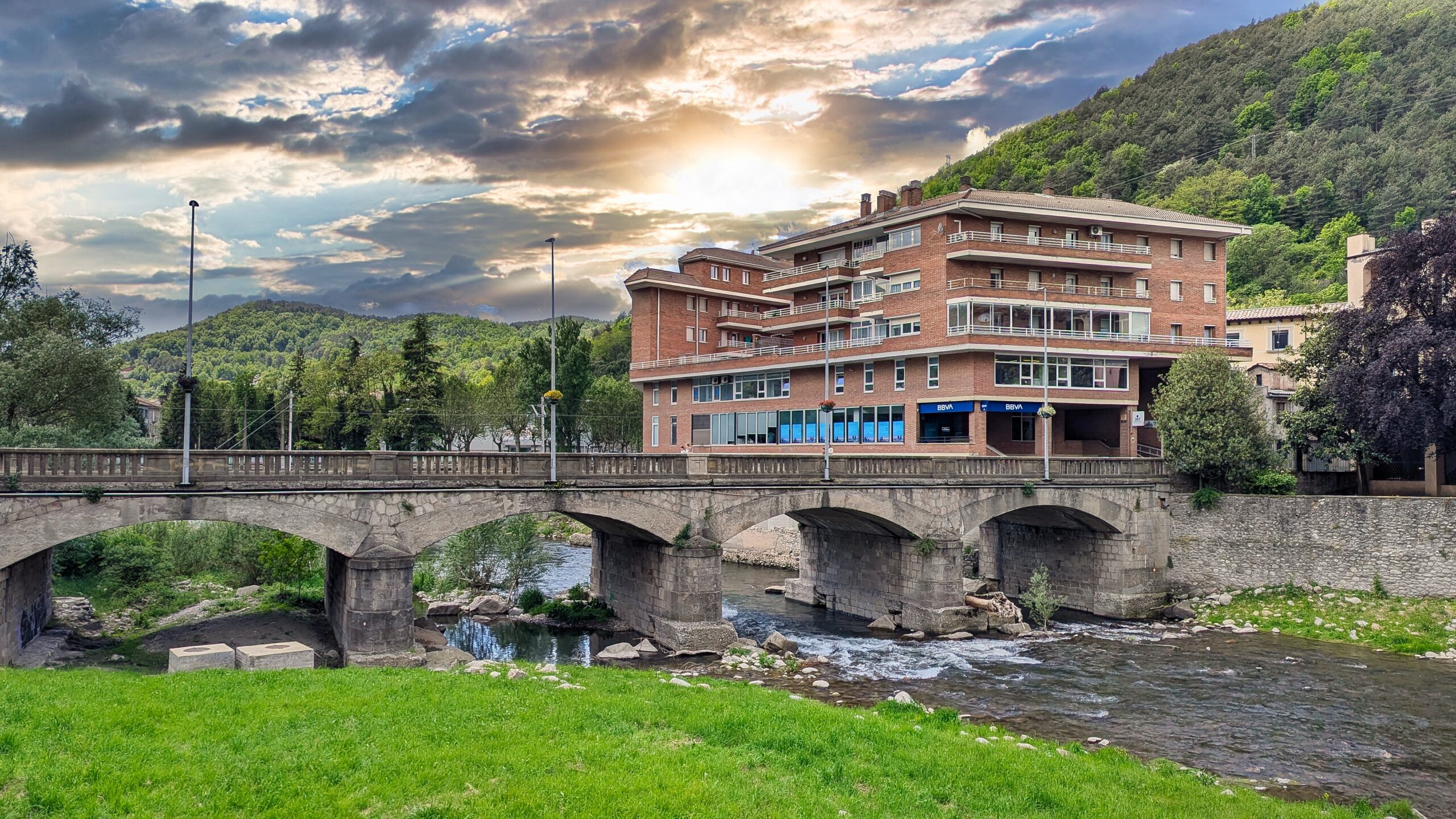 Exterior del edificio de Hydros Apartments en Ripoll