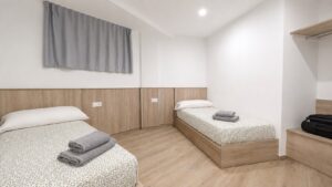 Dormitorio con dos camas individuales en Hydros Ter Ripoll
