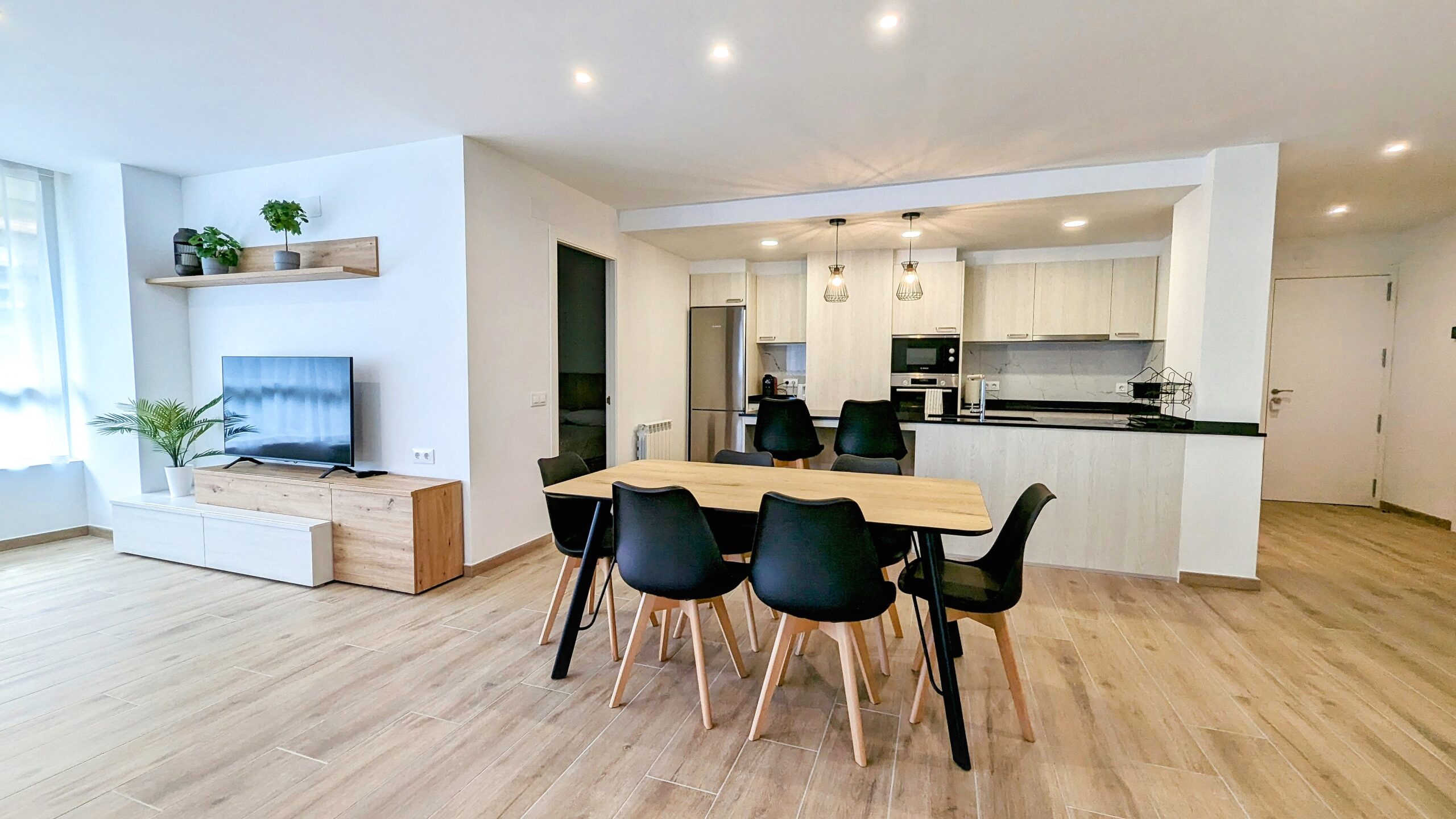 Salón comedor con cocina abierta del apartamento Hydros Ter en Ripoll